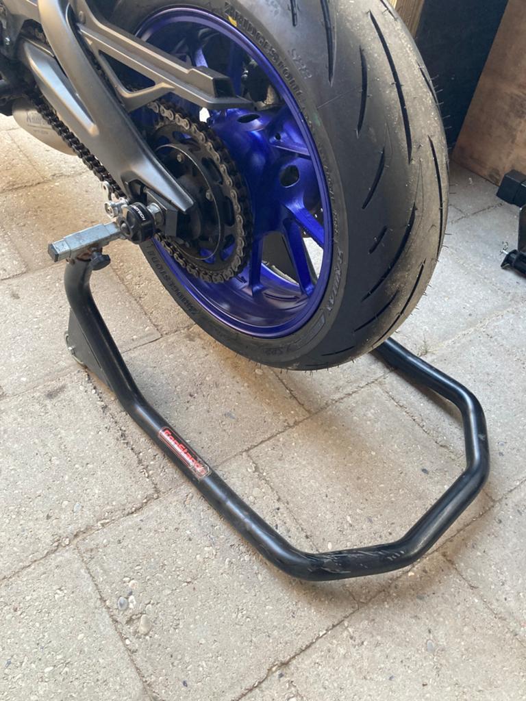 Motor achter paddock stand, Ophalen