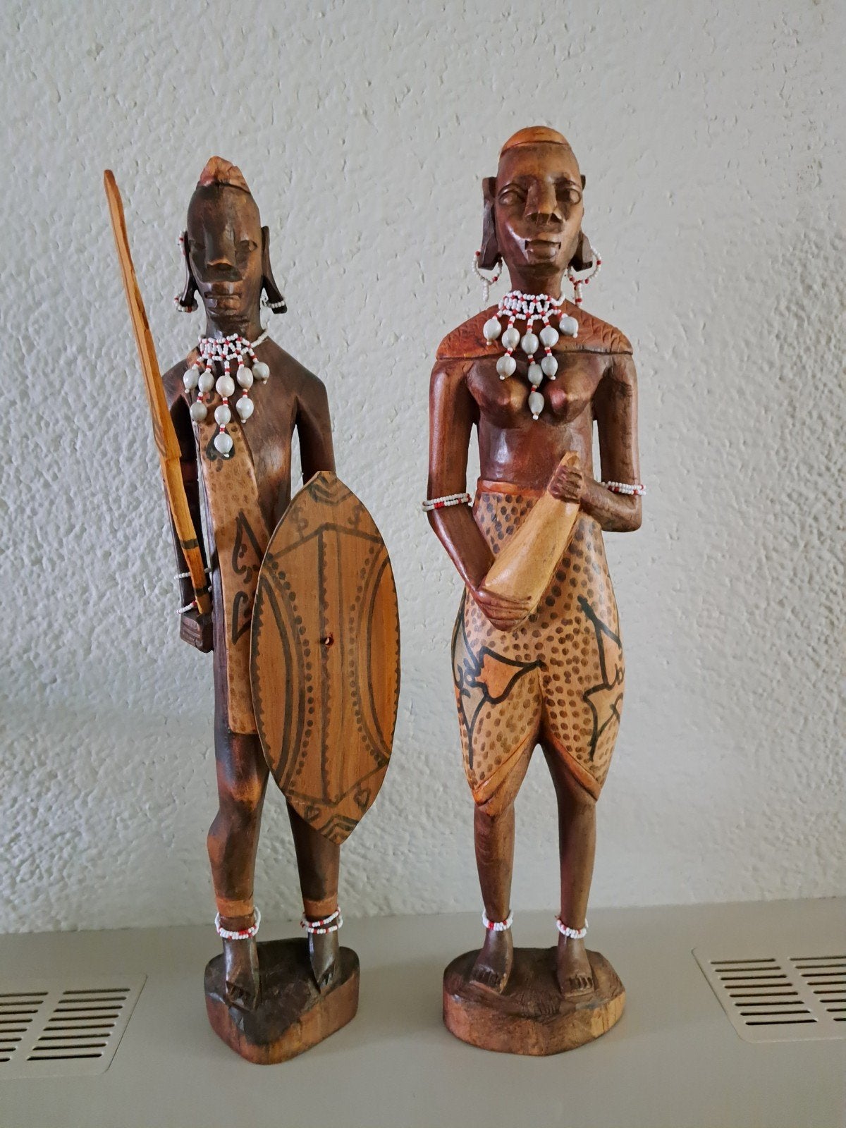 2 massief houten Afrikaanse beelden, Ophalen, Houtsnijwerk, Handgemaakt, 20 - 50 cm