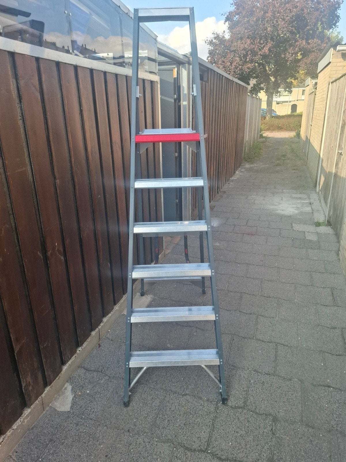 Altrex Falco Huishoudtrap 6 treden - Zo goed als nieuw, Doe-het-zelf en Verbouw, Ophalen, Zo goed als nieuw