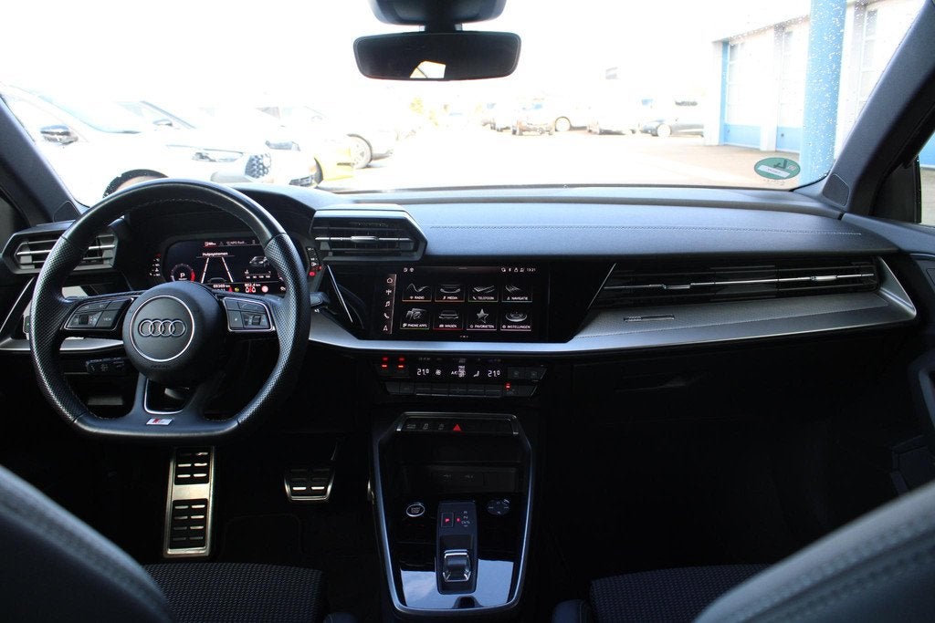Audi A3 Limousine 30 TFSI S edition 19'' Lichtmetalen Velgen, Auto's, Audi, Gebruikt, Leder en Stof, Zwart, Origineel Nederlands