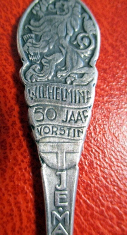 Wilhelmina 50 JAAR VORSTIN Verzilverd, Verzenden, Zo goed als nieuw, Nederland, Speld(je) of Lepel(tje)
