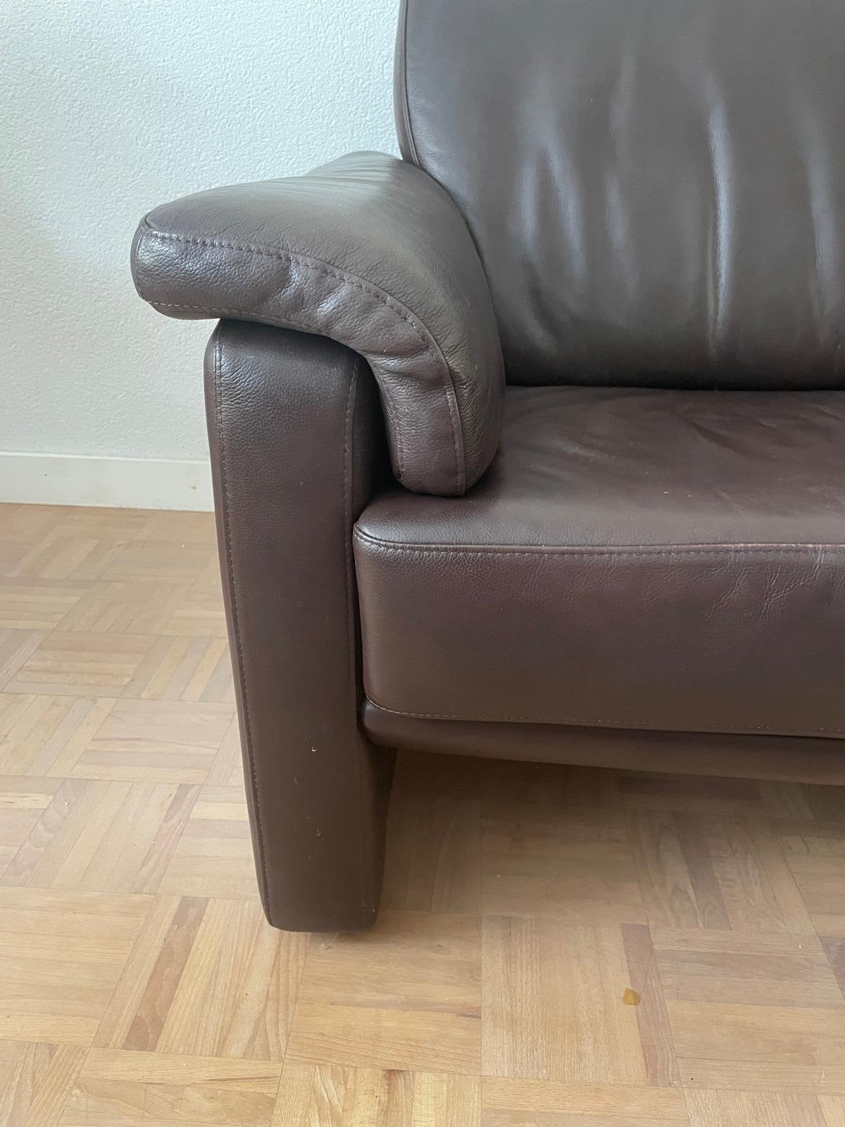 Comfortabele bruine leren tweezitsbank, Huis en Inrichting, Banken | Bankstellen, Ophalen, 150 tot 200 cm, Tweepersoons, Zo goed als nieuw