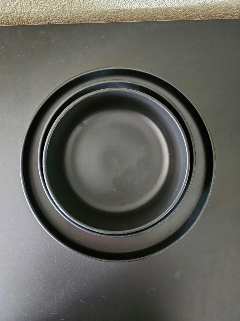 Zwart aardewerk servies voor 12 personen - van Action - Azur, Ophalen, Overige merken, Nieuw, Overige stijlen