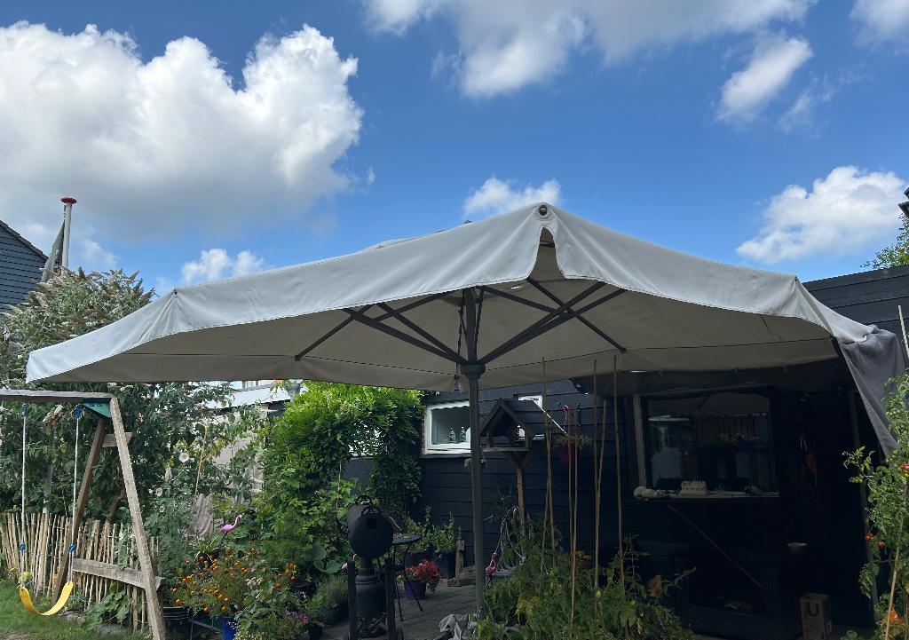 Grote Horeca Parasol met voet, Ophalen, Gebruikt, 3 tot 4 meter, Zweefparasol