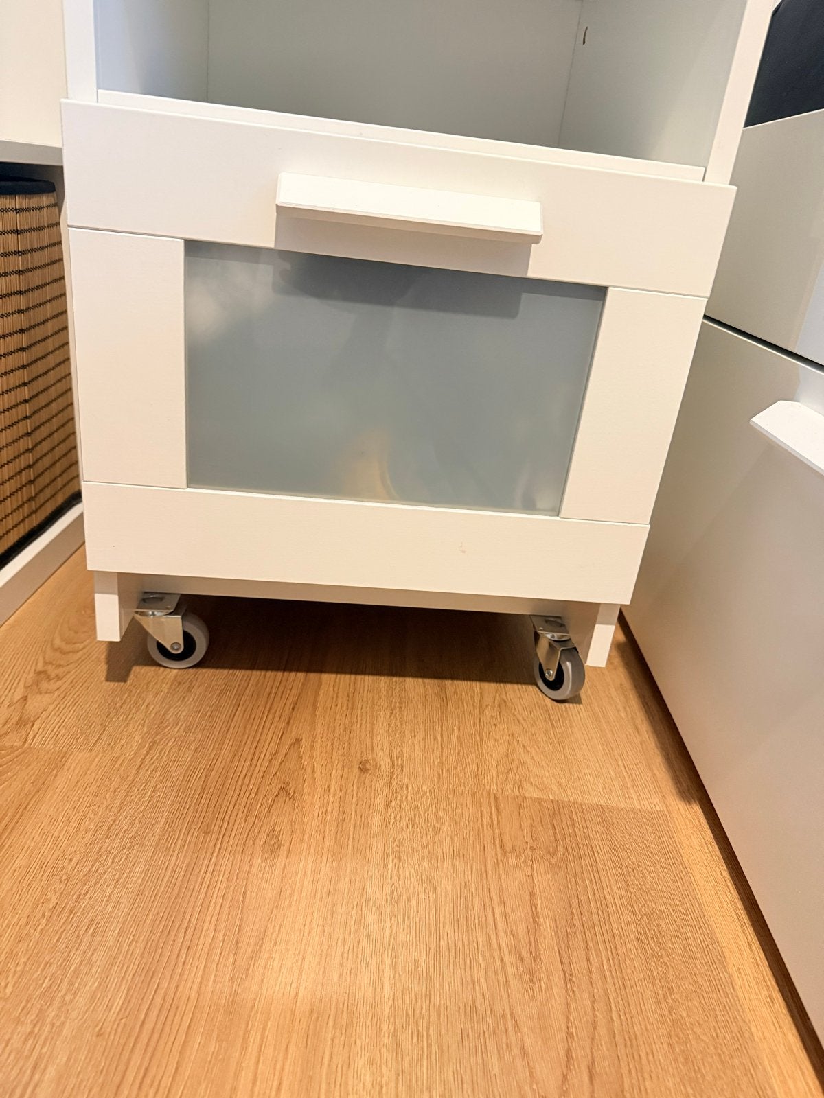 2x IKEA BRIMNES nachtkastjes op wieltjes, Ophalen, Minder dan 45 cm, Zo goed als nieuw, Minder dan 55 cm