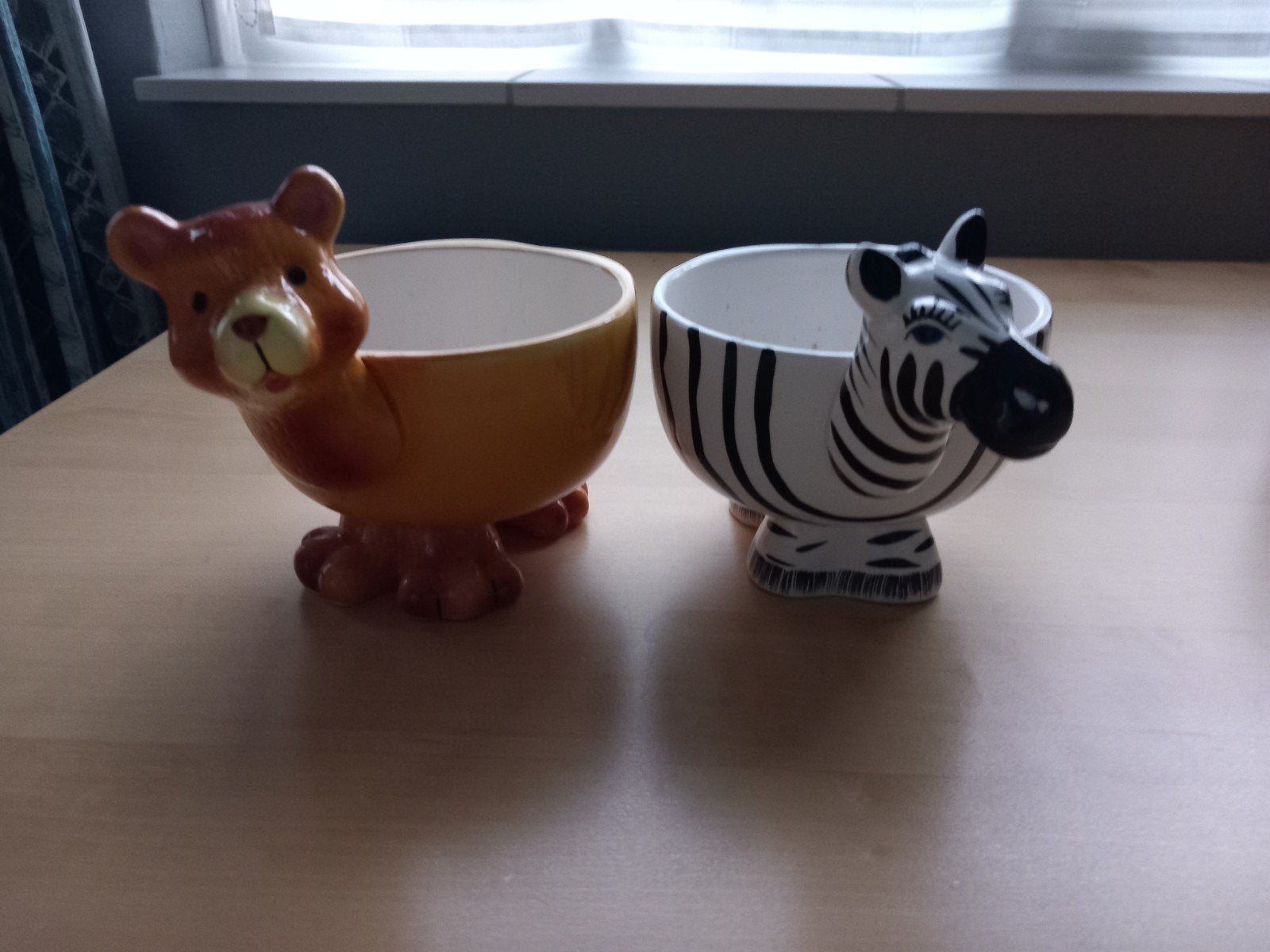 2 leuke stenen bakjes zebra en beer, Huis en Inrichting, Ophalen of Verzenden, Gebruikt, Aardewerk, Kom(men)