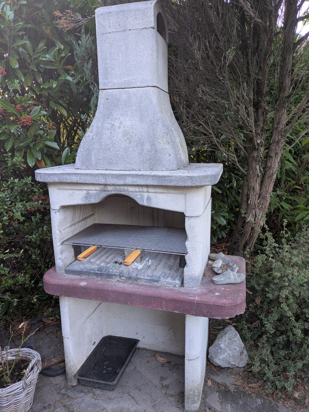 Betonnen barbecue met schoorsteen en grillrooster, Ophalen, Gebruikt, Onbekend