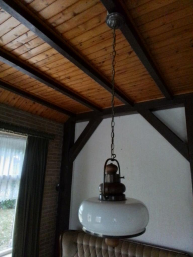 Vintage hanglamp met melkglas en houten details, Ophalen of Verzenden, Zo goed als nieuw, Glas, Vintage, Klassiek, Rustiek
