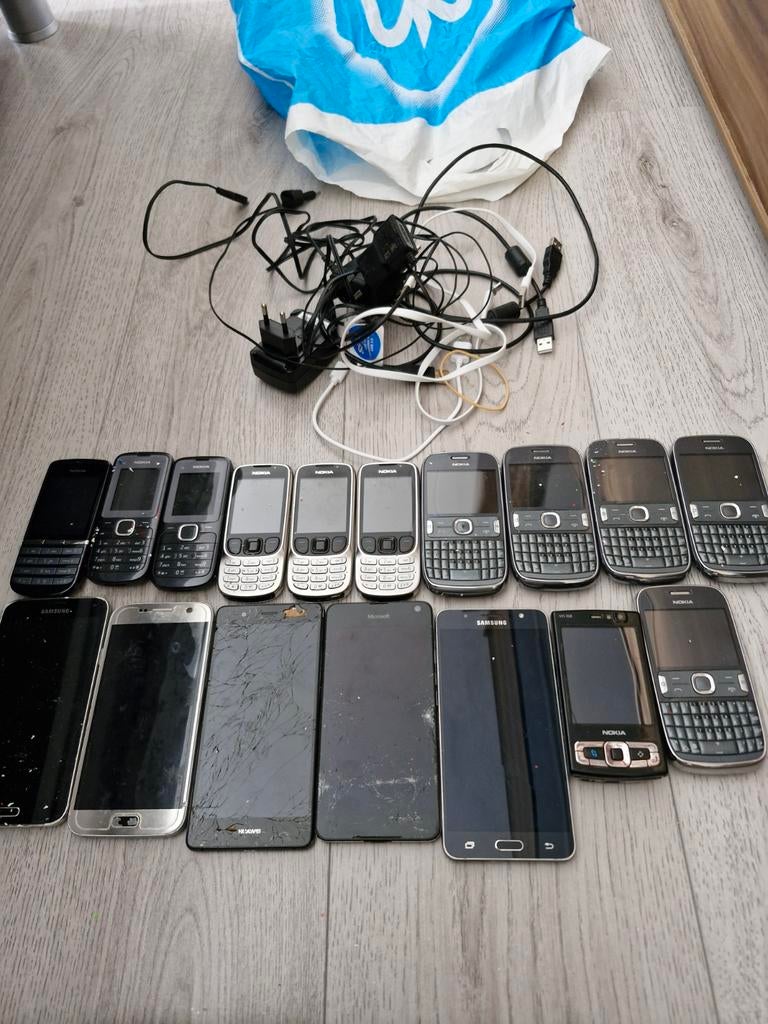 Partij oude mobiele telefoons en smartphones, Telecommunicatie, Mobiele telefoons | Nokia, Ophalen, Zwart, Minder dan 3 megapixel
