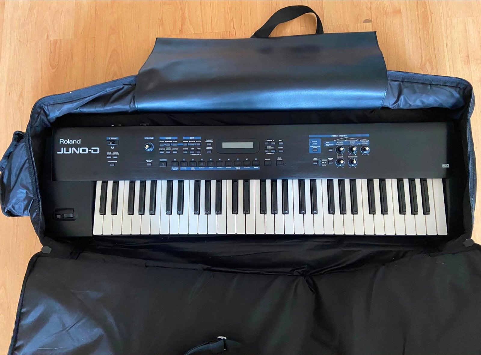 Roland JUNO-D Synthesizer met 61 toetsen en hoes, Muziek en Instrumenten, Roland, Ophalen of Verzenden, Met koffer of flightcase