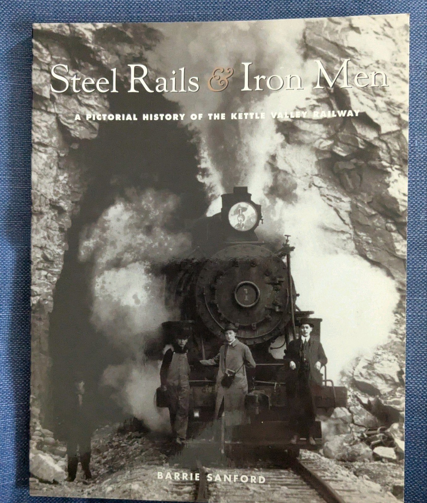 Steel Rails & Iron Men: geschiedenis Kettle Valley Railway, Ophalen of Verzenden, Zo goed als nieuw, Overige onderwerpen, Barrie Sanford