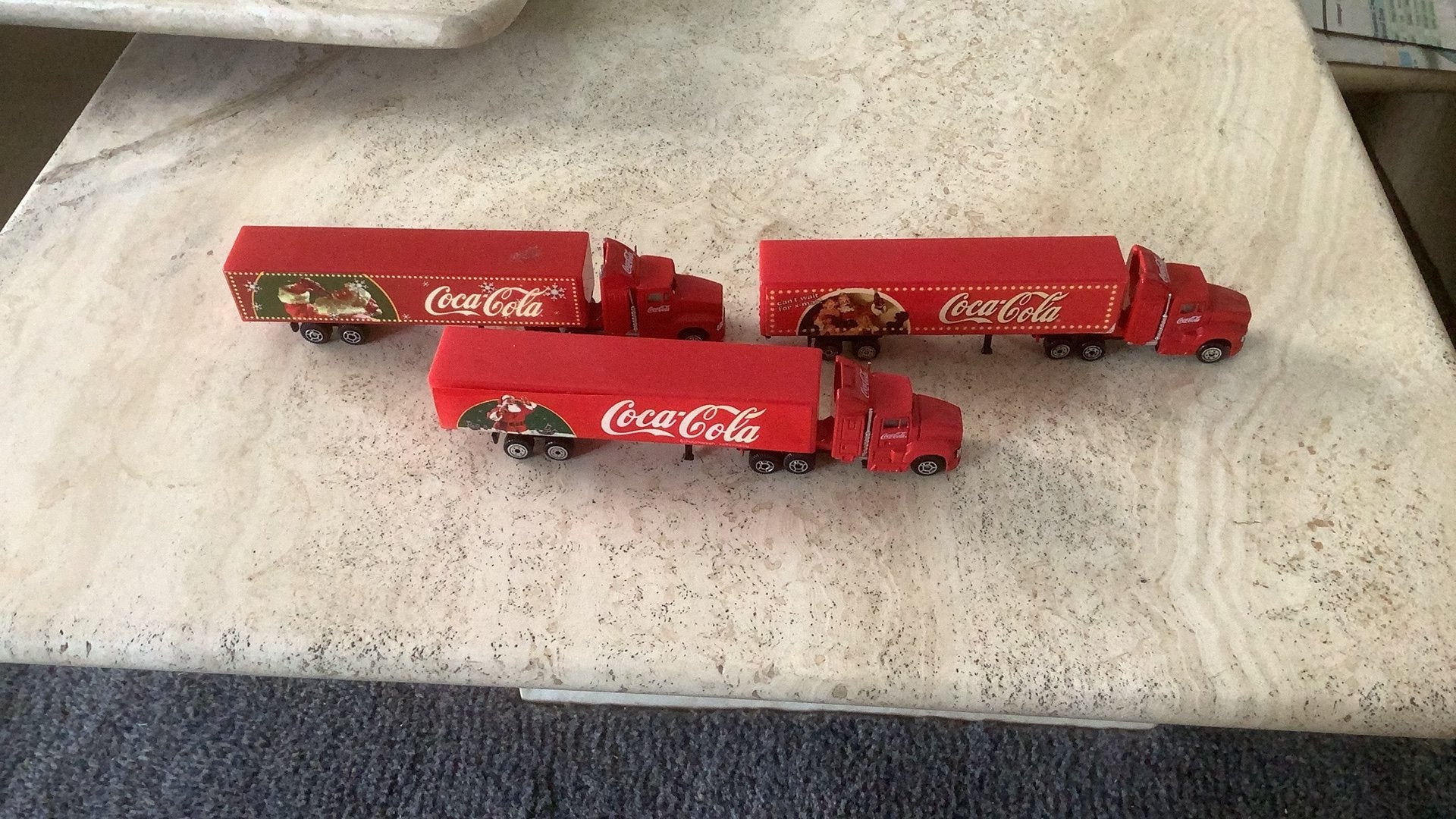 Drie Coca Cola opleggers. Met kerstopdruk. Mooie modellen, Ophalen of Verzenden, Zo goed als nieuw, Bus of Vrachtwagen, Overige merken