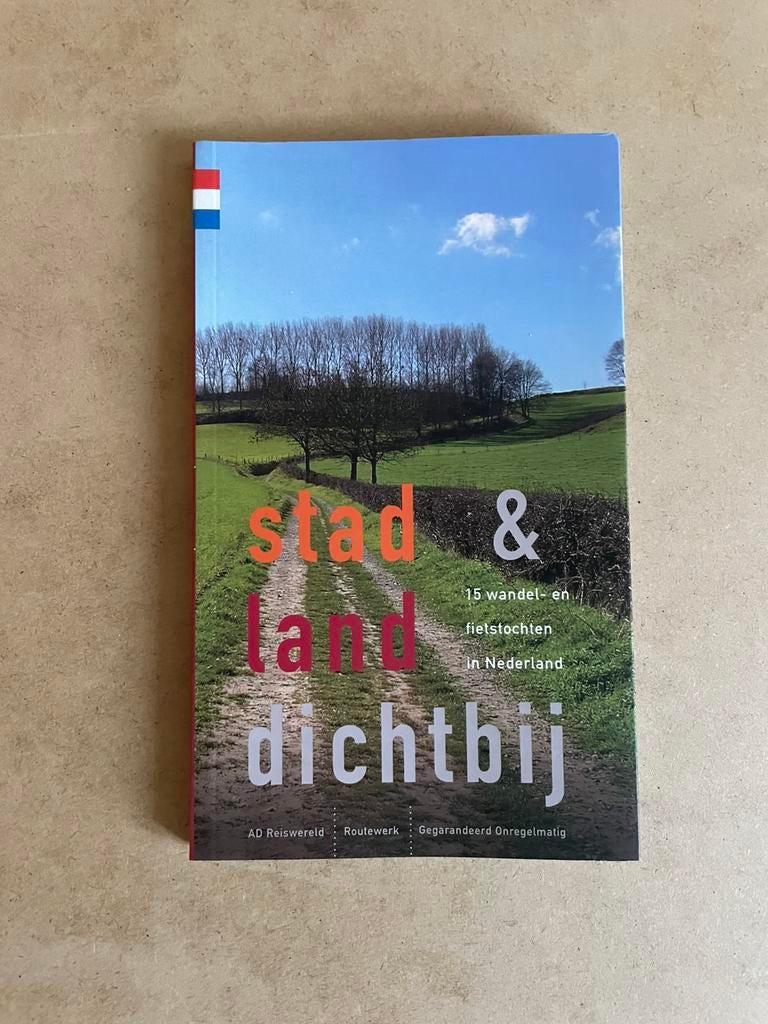 combi wandelgids fietsgids Stad & Land dichtbij 15 routes, Ophalen of Verzenden, Gelezen