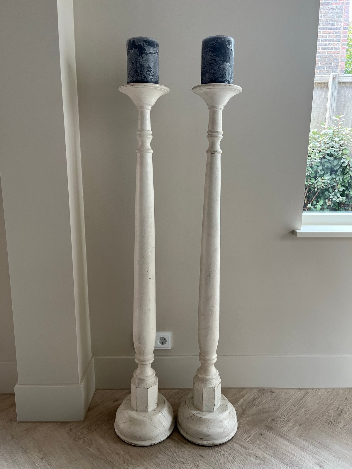 Set van 2 grote witte houten kandelaars - coastal living, Ophalen, Gebruikt, Overige merken, Crème