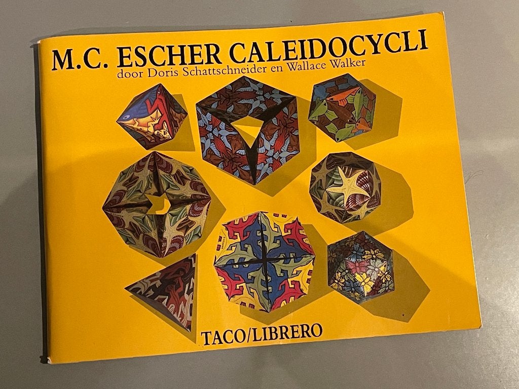 M.C. Escher Caleidocycli (Driedimensionaal Doe-boek), Boeken, Ophalen of Verzenden, Zo goed als nieuw, Grafische vormgeving