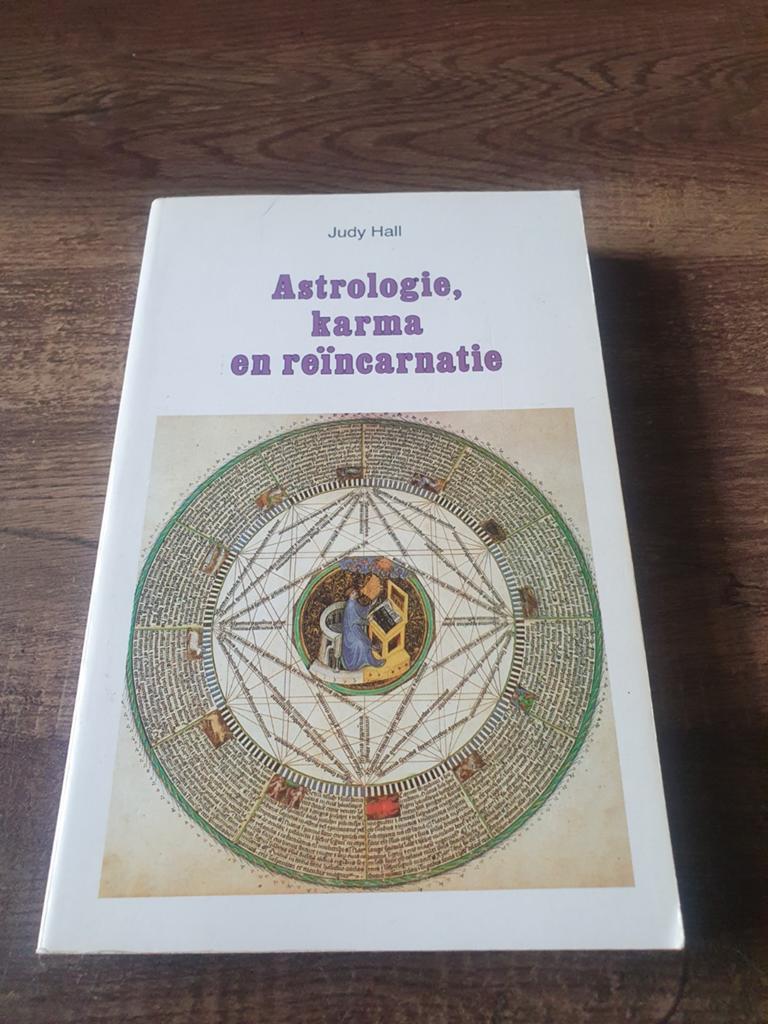 Astrologie, Karma en Reïncarnatie - Judy Hall, Boeken, Ophalen of Verzenden, Gelezen, Spiritualiteit algemeen, Achtergrond en Informatie