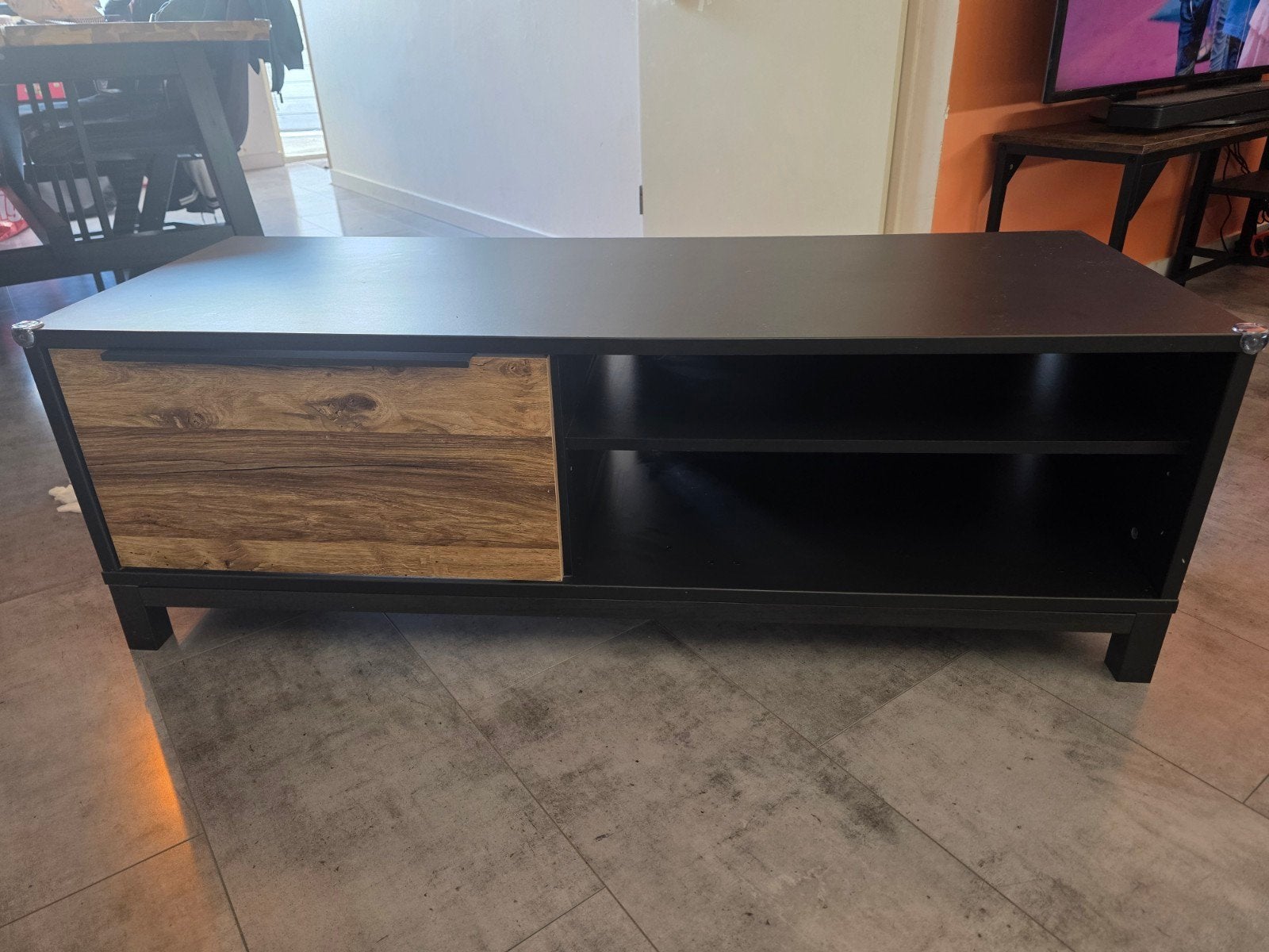 Zwarte TV-meubel met houten accenten en opbergruimte, Ophalen, Gebruikt, 100 tot 150 cm, Minder dan 100 cm
