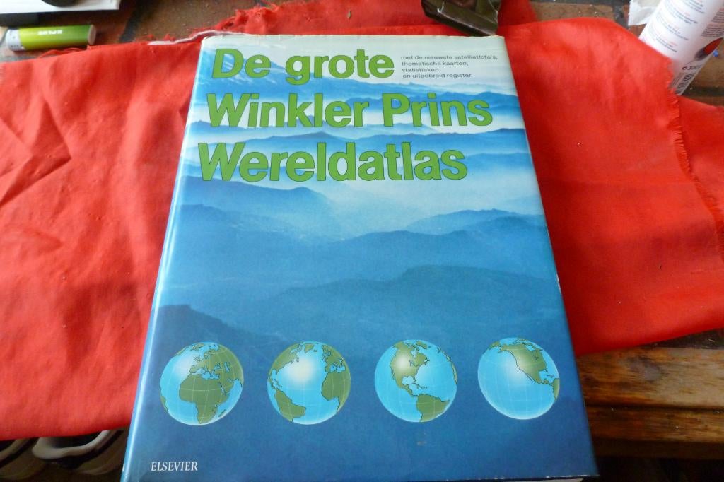 de grote Winkler Prins Wereld Atlas - Elsevier - hardcover, Boeken, Overige atlassen, Ophalen of Verzenden, Zo goed als nieuw