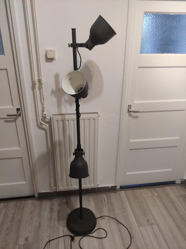 Zwarte Staande Lamp met Drie Verstelbare Spots, Huis en Inrichting, Lampen | Vloerlampen, Ophalen, Gebruikt, Modern industrieel