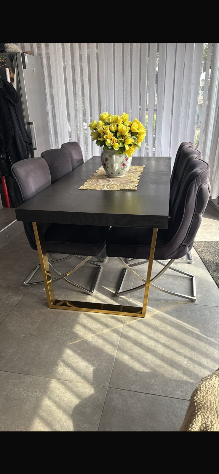 Moderne visgraat eettafel met gouden onderstel, Eikenhout, Zo goed als nieuw, 150 tot 200 cm, Vier personen
