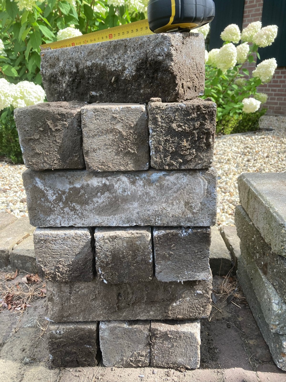 Gratis Beton klinkers 16 stuks 30x8x8 cm, Ophalen, Gebruikt, Klinkers, Minder dan 5 m²