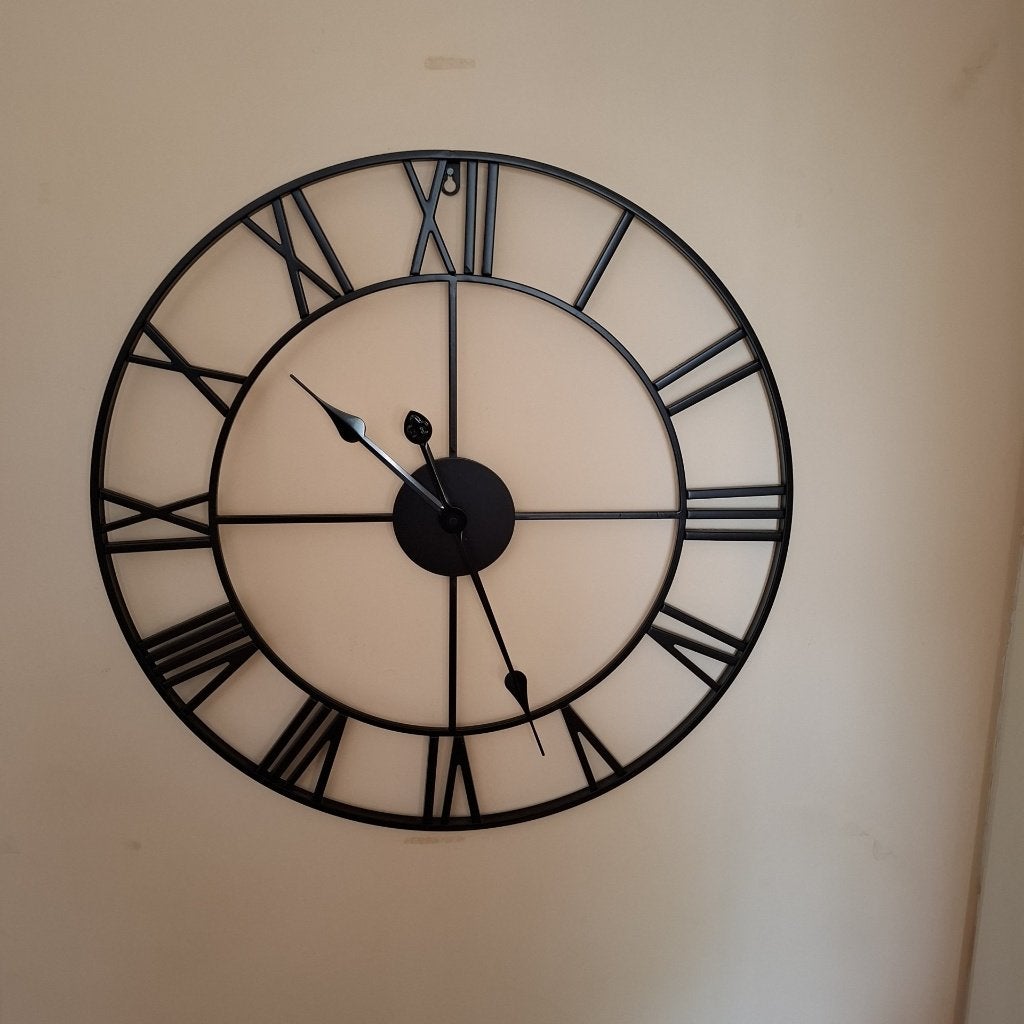Grote wandklok met Romeinse cijfers - 60 cm, Huis en Inrichting, Ophalen, Wandklok, Analoog, Werkt op batterijen
