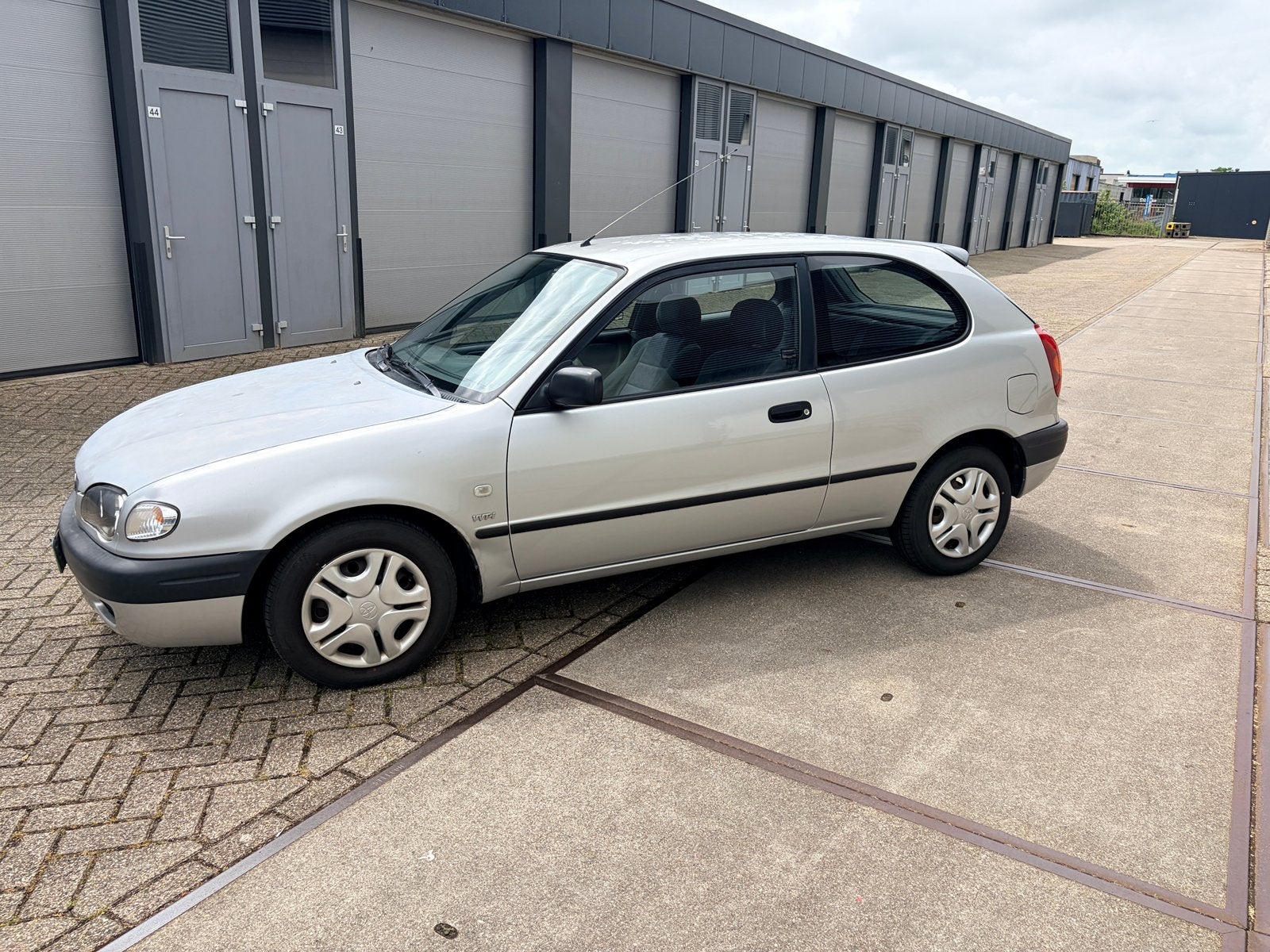 Toyota Corolla 1.4 HB Linea Terra 2001 Grijs, Auto's, Voorwielaandrijving, 1025 kg, 40 €/maand, 1398 cc