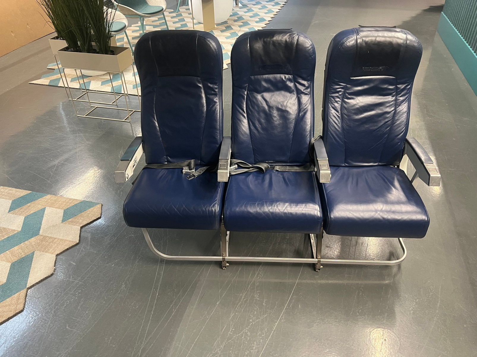 Oude vliegtuigstoel te koop, Huis en Inrichting, Stoelen, Ophalen, Overige materialen, Gebruikt, Blauw