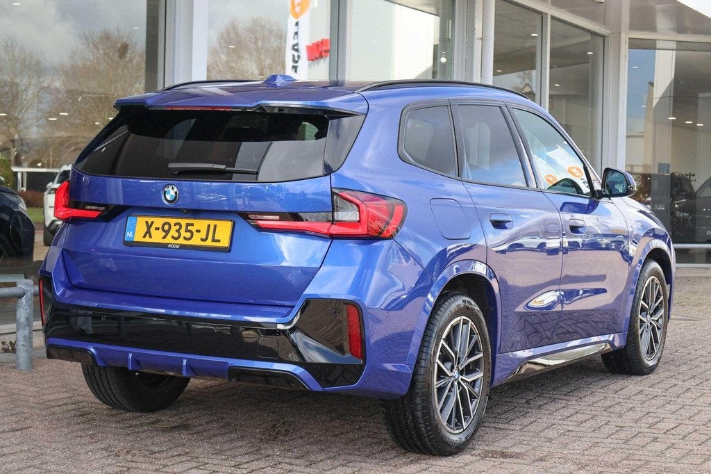 BMW X1 sDrive18i 136pk AUT High Executive M-Sport | Trekhaak, Auto's, BMW, 12 maanden, 136 pk, Gebruikt, Blauw