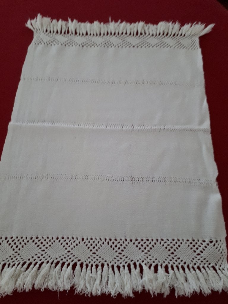 Een mooi tafellopertje/kleedje met een hand geborduurde rand, Antiek en Kunst, Ophalen of Verzenden