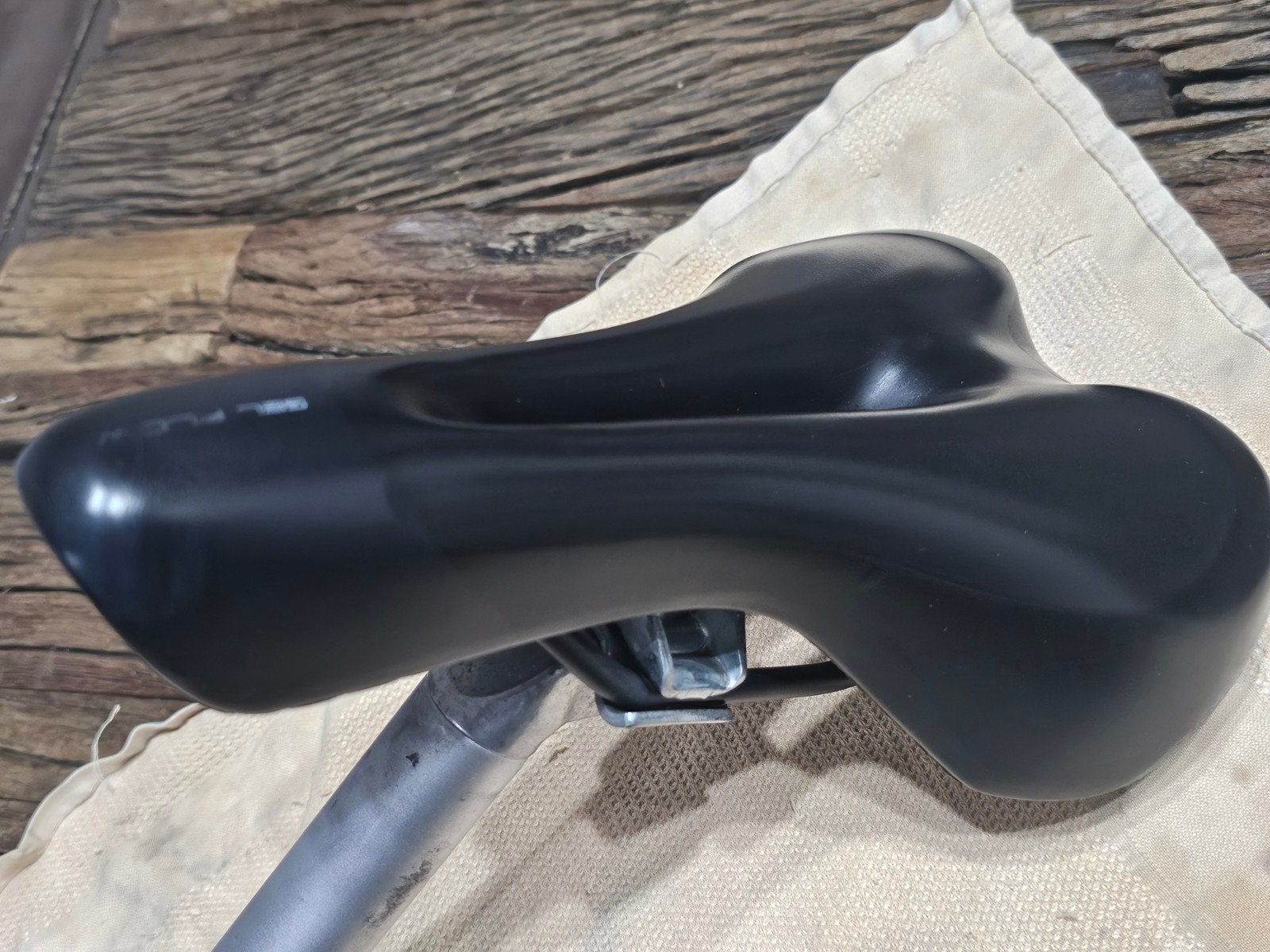 Italiaanse Fietszadel Selle Italia model Gel Flow serie, Ophalen, Zadel, Aluminium
