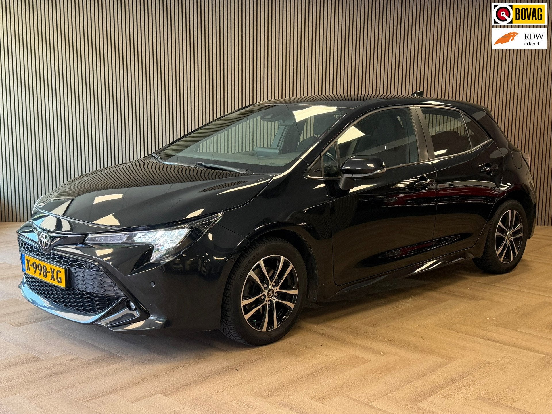 Toyota Corolla 1.2 Turbo First Edition CAMERA PDC AIRCO CRUI, Auto's, Euro 6, 4 cilinders, Met garantie (alle), Zwart