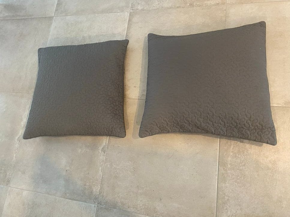2 kussens en sprei - Grijs, zo goed als nieuw, Vierkant, Ophalen of Verzenden, Zo goed als nieuw, Sierkussen