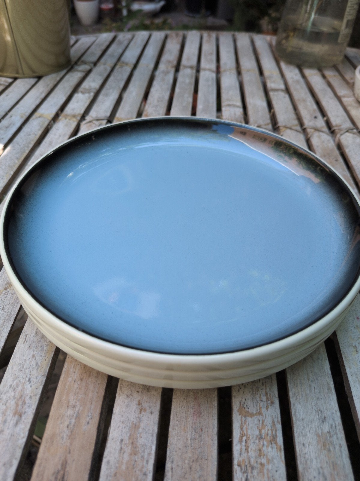 Vintage bord, blauw met zwarte rand, Huis en Inrichting, Keuken | Servies, Ophalen, Keramiek, Vintage, Zo goed als nieuw