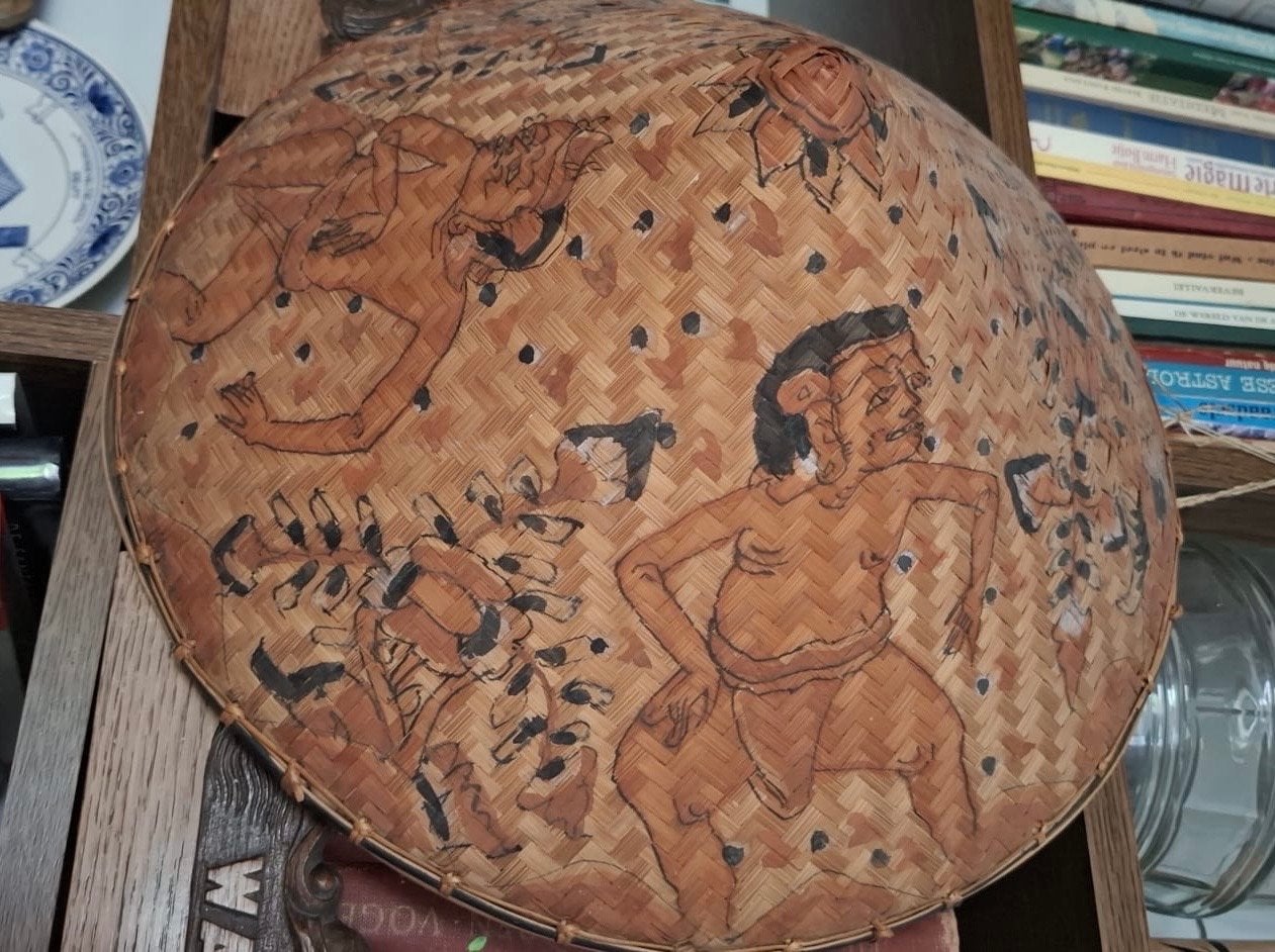 Decoratieve Aziatische hoed met handgeschilderde figuren, Wanddecoratie, Handgemaakt, Ophalen of Verzenden, Overige herkomsten
