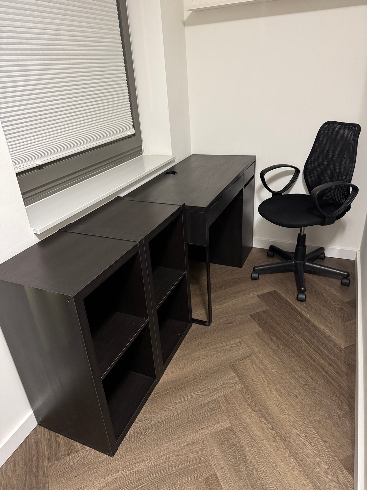 IKEA MICKE bureau + RENBERGET stoel + 2x KALLAX zwartbruin