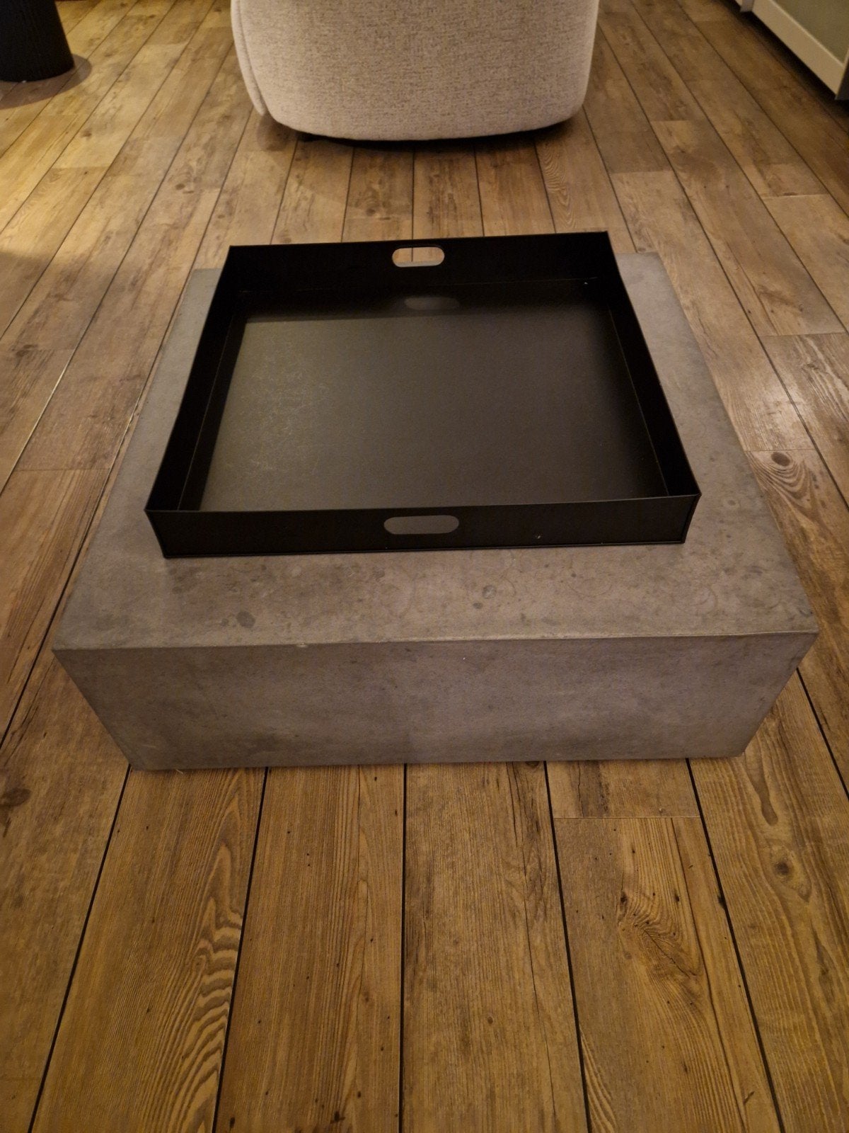 Betonnen bijzettafel met dienblad - 80x80x30 cm, Huis en Inrichting, Tafels | Salontafels, Ophalen, Overige materialen, Gebruikt