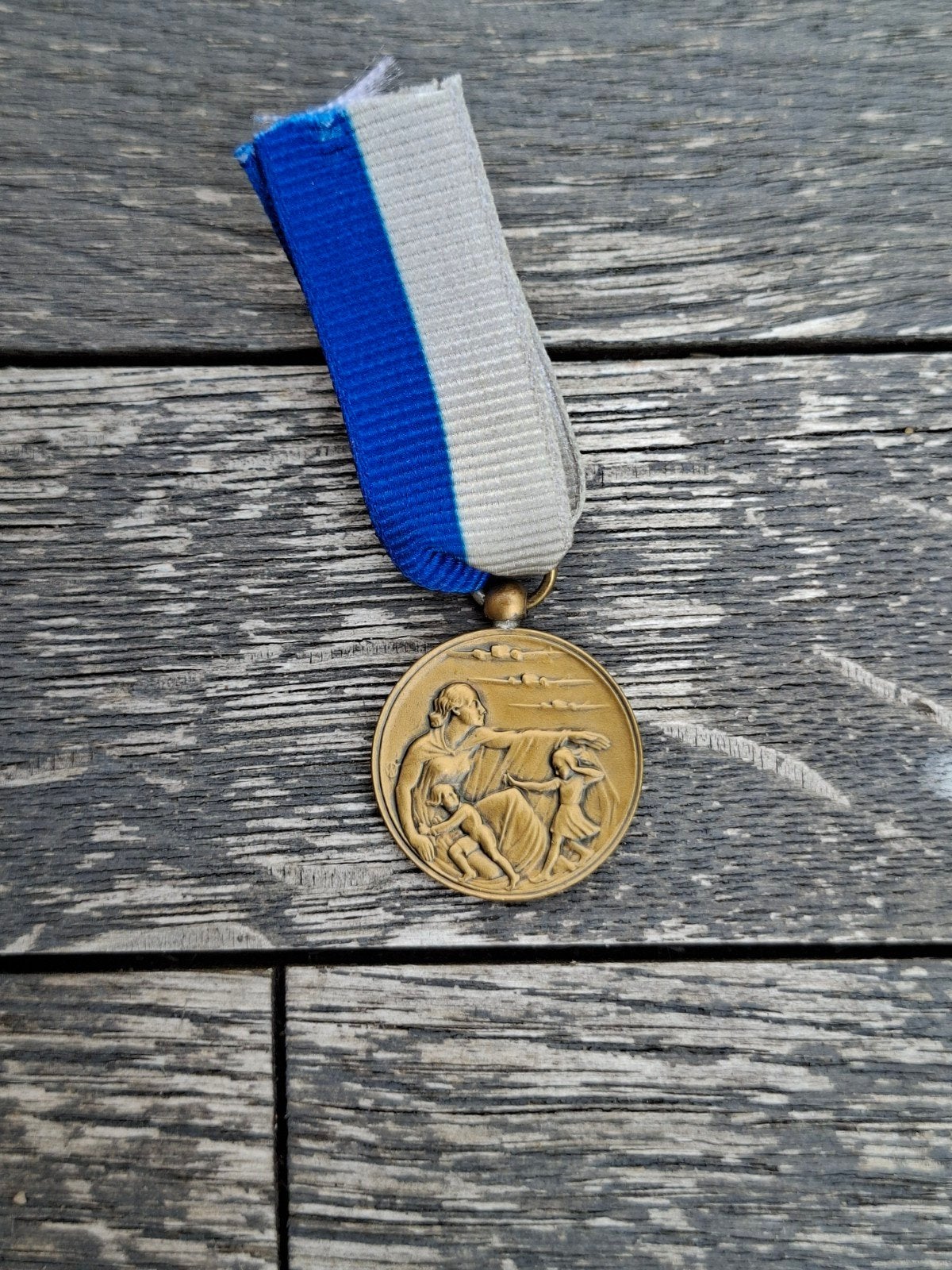 LBD medaille 1940-1945 Luchtbeschermingsdienst, Ophalen of Verzenden, Overige soorten, Nederland, Lintje, Medaille of Wings