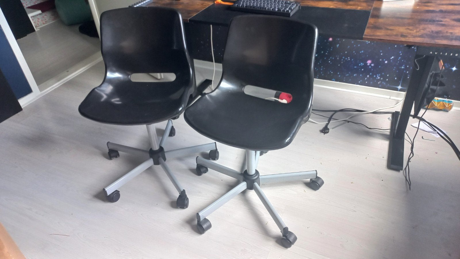 2 zwarte plastic bureaustoelen, Ophalen, Gebruikt, Zwart