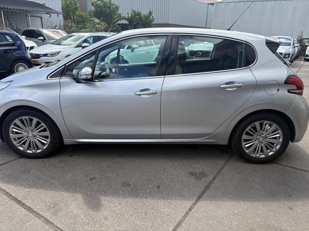 Peugeot 208 1.2 PureTech Allure, Voorwielaandrijving, Stof, Gebruikt, 1199 cc