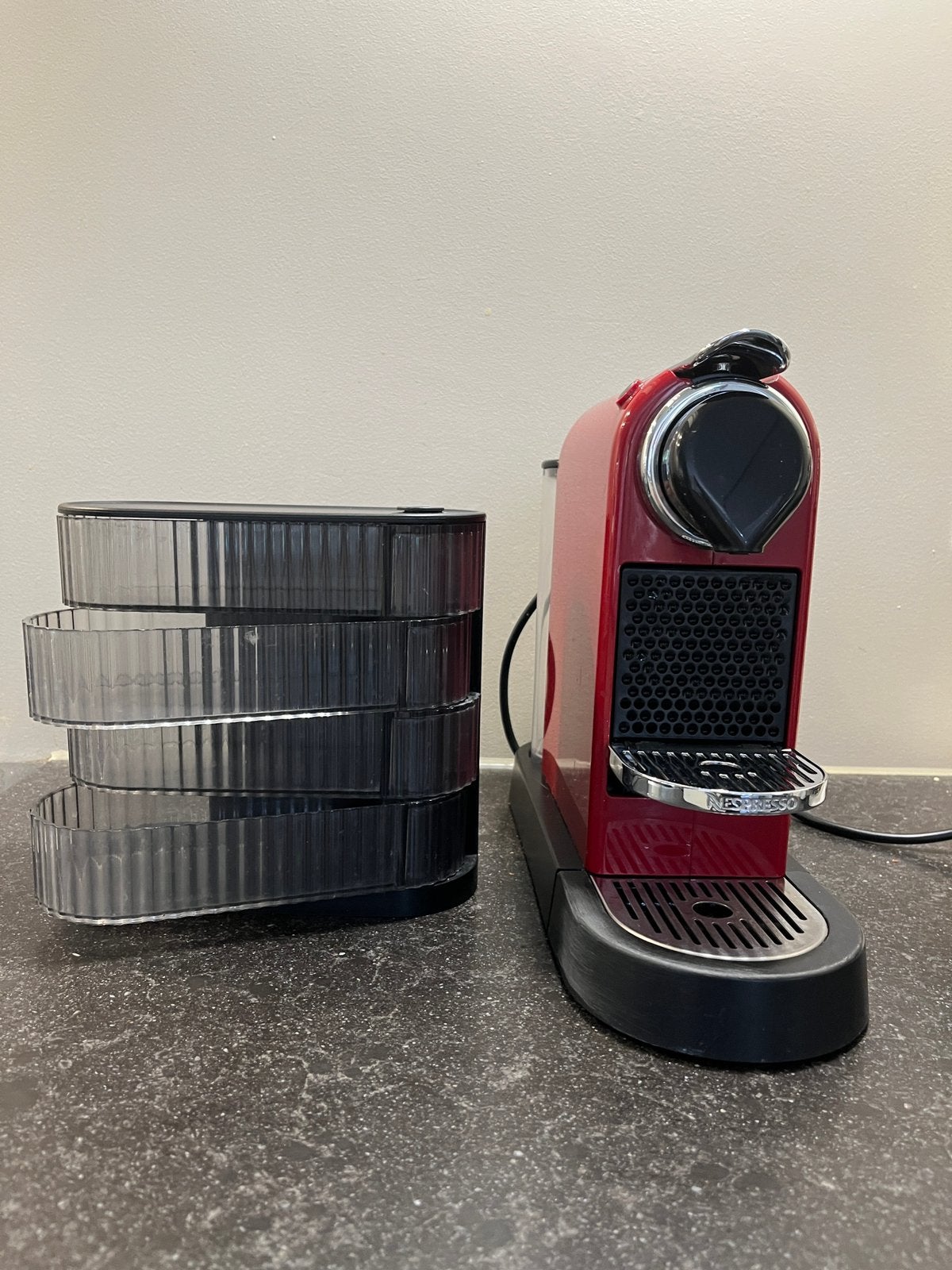 Nespresso koffiezetapparaat rood, Koffiemachine, Ophalen of Verzenden, Zo goed als nieuw, 1 kopje