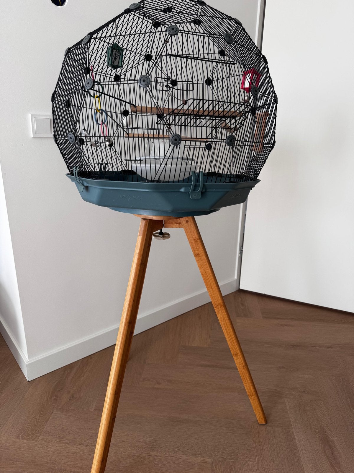 Omlet Geo Vogelkooi incl. accessoires, Ophalen, Zo goed als nieuw, Hout, Vogelkooi