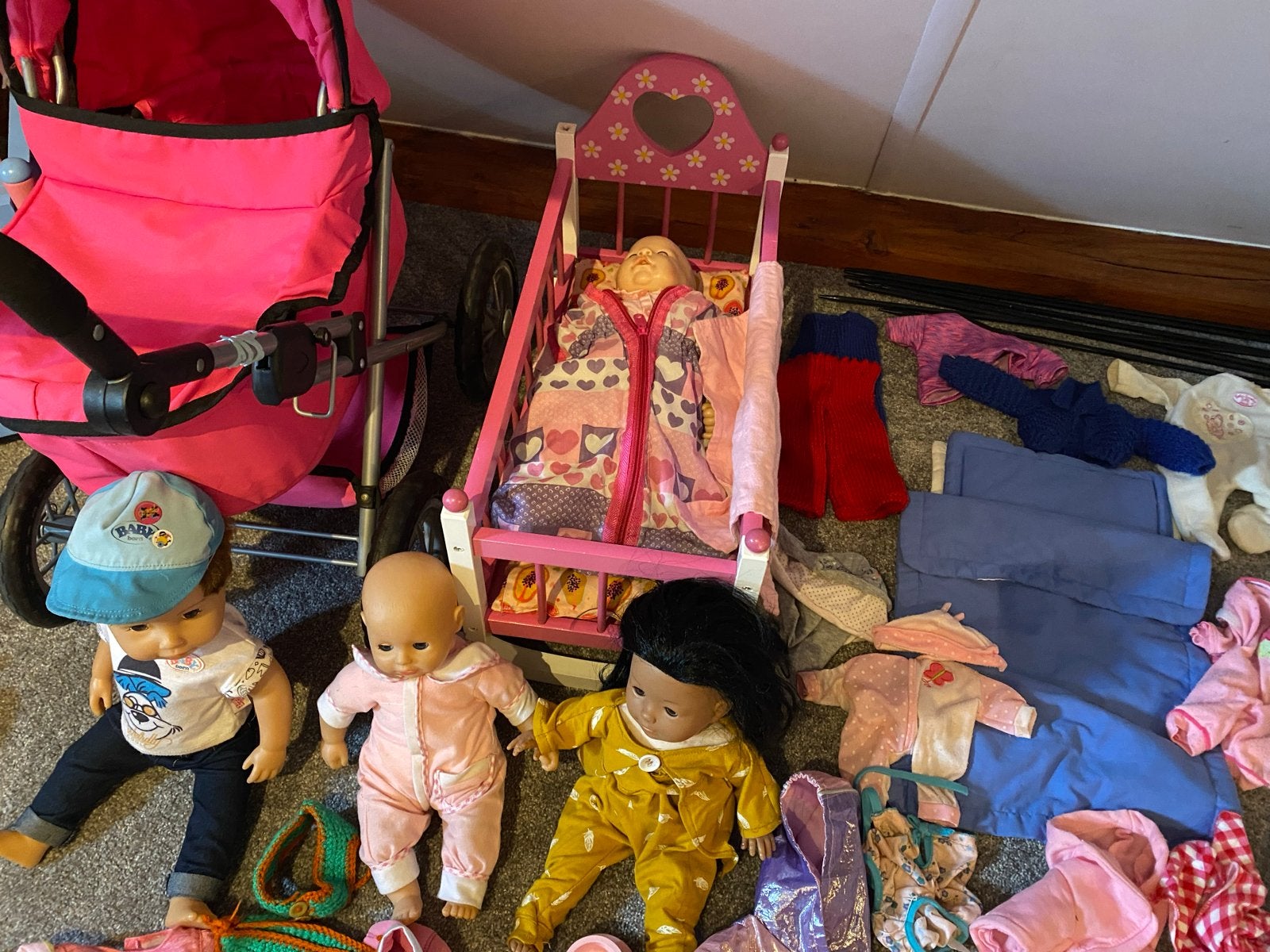 Complete poppenset: kinderwagen, box, bedje & kleding, Kinderen en Baby's, Speelgoed | Poppen, Ophalen, Gebruikt, Babypop