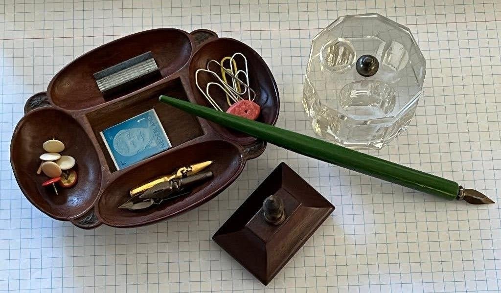 BAKJE VOOR BUREAU ACCESSOIRES MAHONIE, INKTPOT KRISTAL, Antiek en Kunst, Antiek | Kantoor en Zakelijk, Ophalen of Verzenden