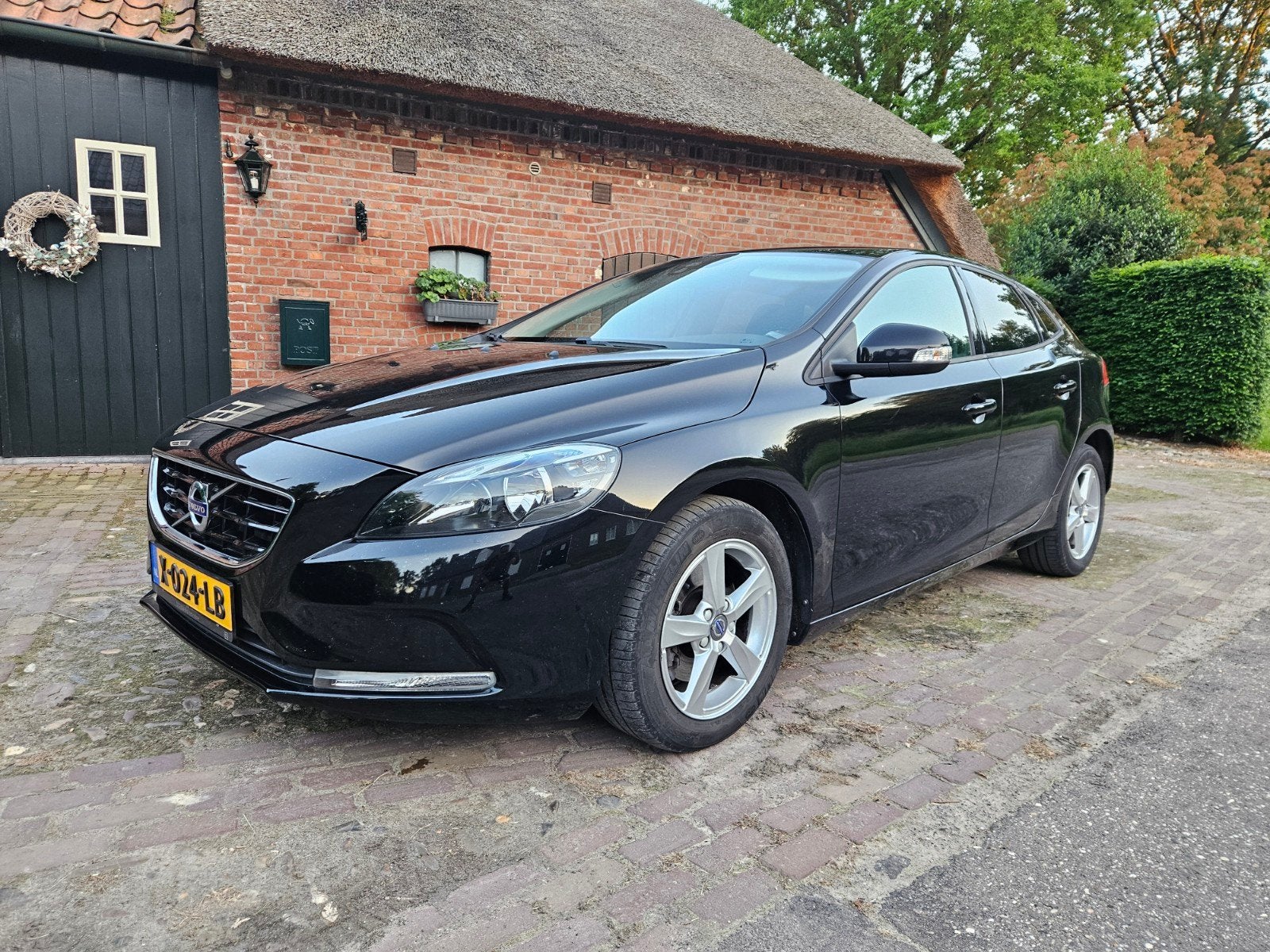 Volvo V40 2.0 T2 122PK 2015 Zwart mooie staat ful opti trekh, Auto's, Voorwielaandrijving, Zwart, 4 cilinders, Leder en Stof