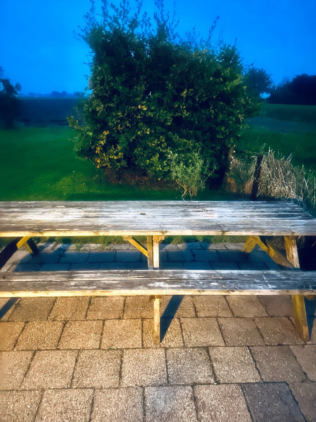 Grote houten tuintafel met inklapbare banken