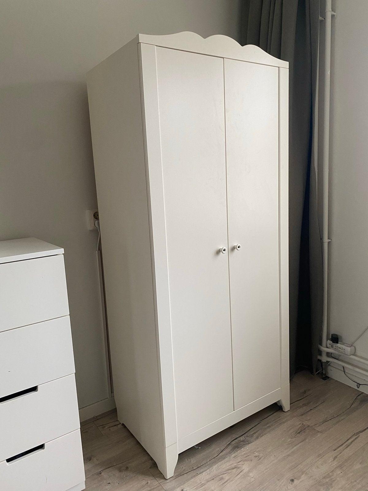 Ikea HENSVIK / SMÅGÖRA Witte kinderkledingkast, Kinderen en Baby's, Kinderkamer | Commodes en Kasten, Ophalen, Gebruikt, Kast