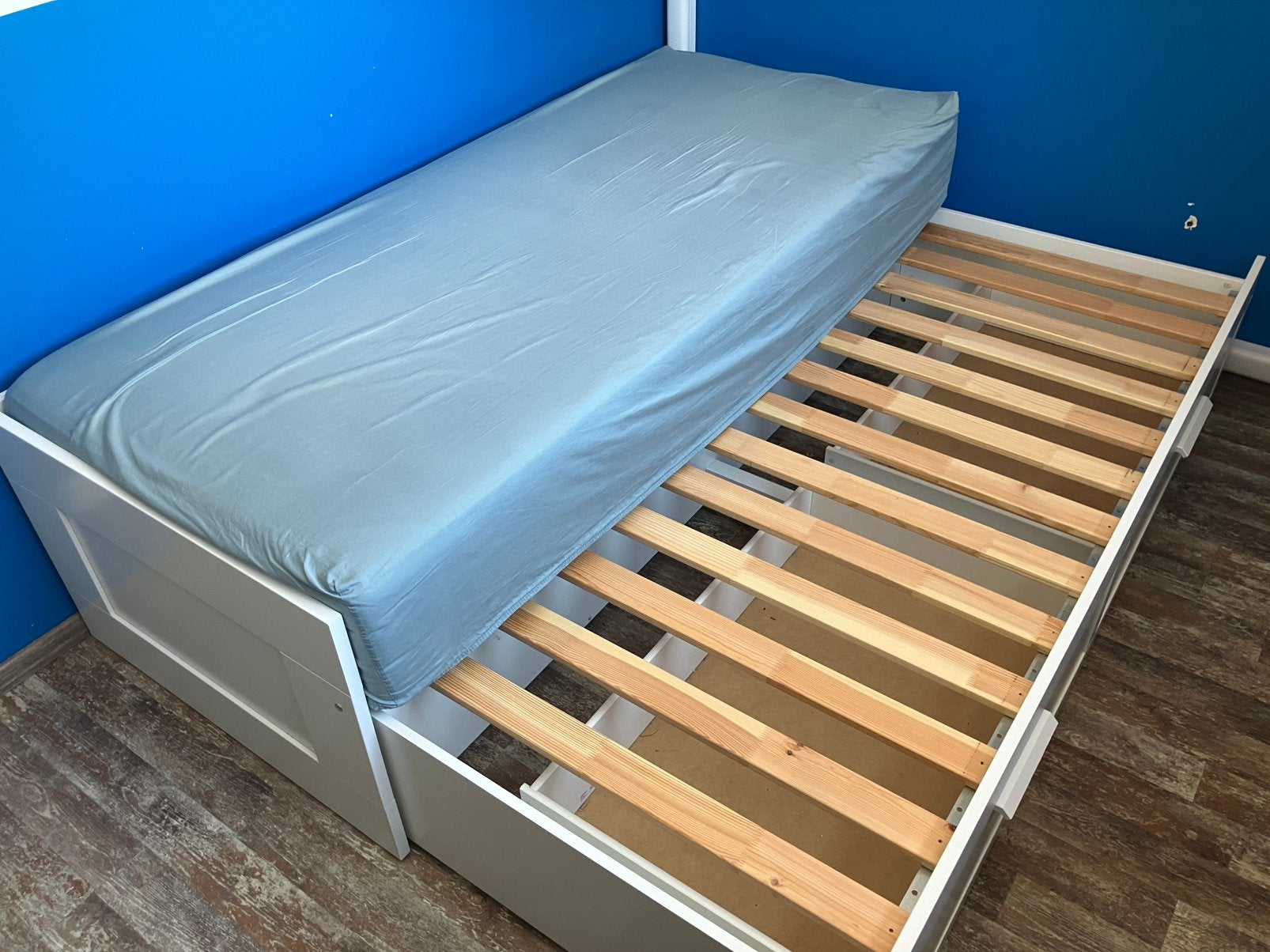 Brimnes Ikea uitschuif bed / bedbank met lade, Kinderen en Baby's, Kinderkamer | Bedden, Ophalen, 85 tot 100 cm, Zo goed als nieuw