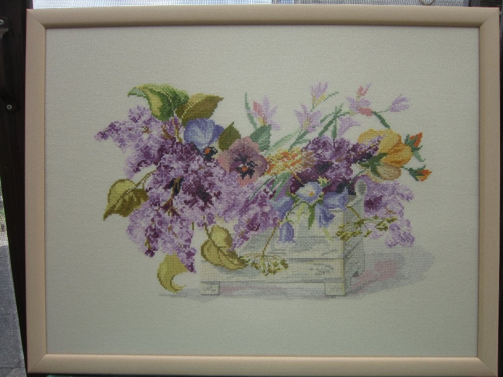 Borduurwerk Kist met bloemen in houten lijst met glas., Ophalen of Verzenden, Zo goed als nieuw, Schilderij, 5 – 50