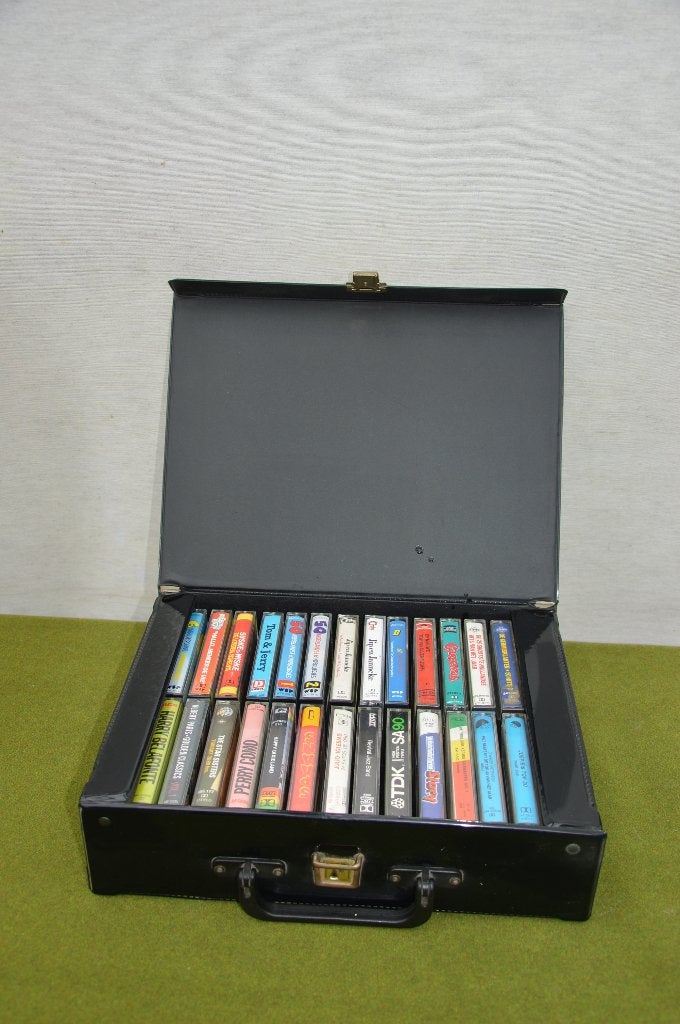 Vintage jaren 80 cassettebandjes koffer met 29 cassettebandj, Cd's en Dvd's, Cassettebandjes, Gebruikt, Ophalen of Verzenden, Origineel